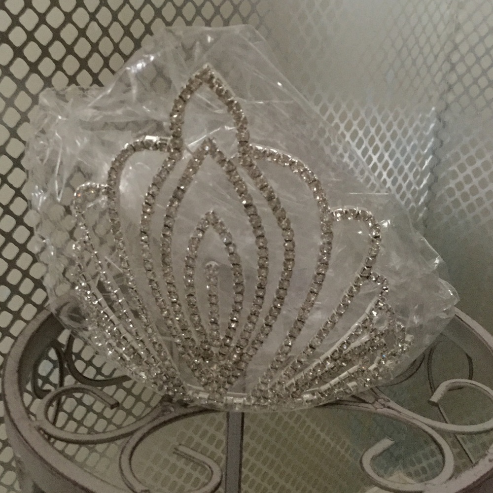4.5 inch high tiara with built in combs 👸NEW